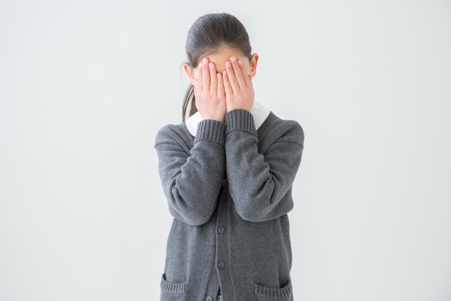 親が否定ばかりしてきてストレスで困っている学生のイメージ