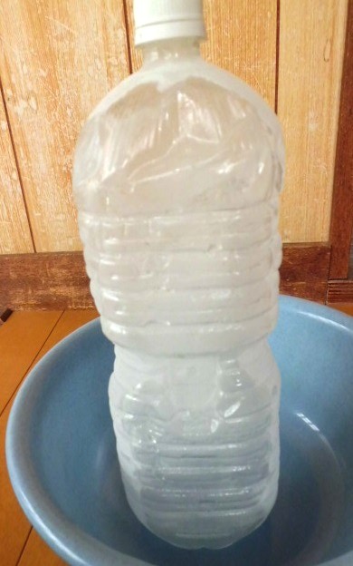 凍った2リットルのペットボトル
